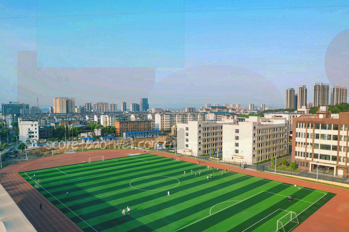 赛事记录席上的笔记本、计时设备与手写赛程表